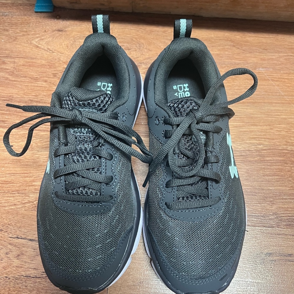 New NEVER worn Under Armor Tennis Shoes